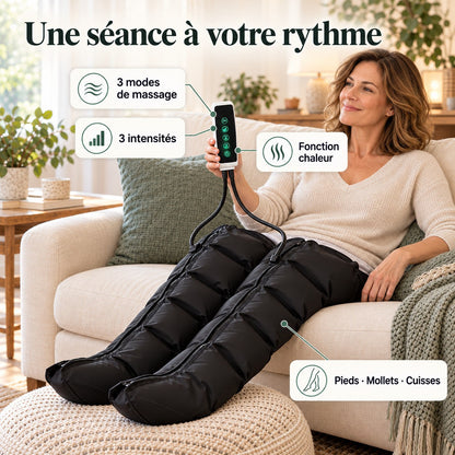 Femme dans son canapé portant les bottes de pressothérapie : 3 modes, 3 intensités, chaleur, pieds, mollets et cuisses